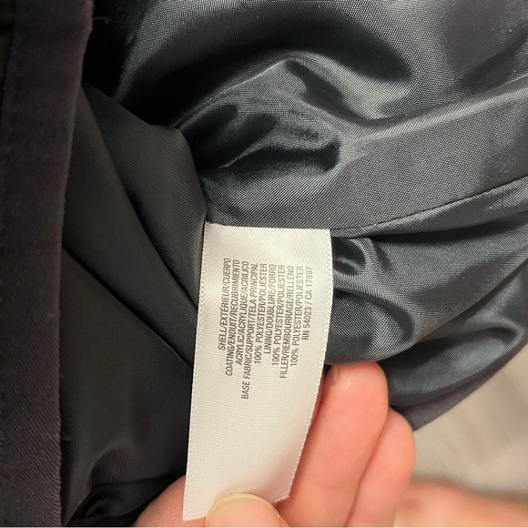 Old Navy• Black Quilted Lightweight Vest with Gold Zip-Up Pockets, Mens Size M - Picture 9 of 9